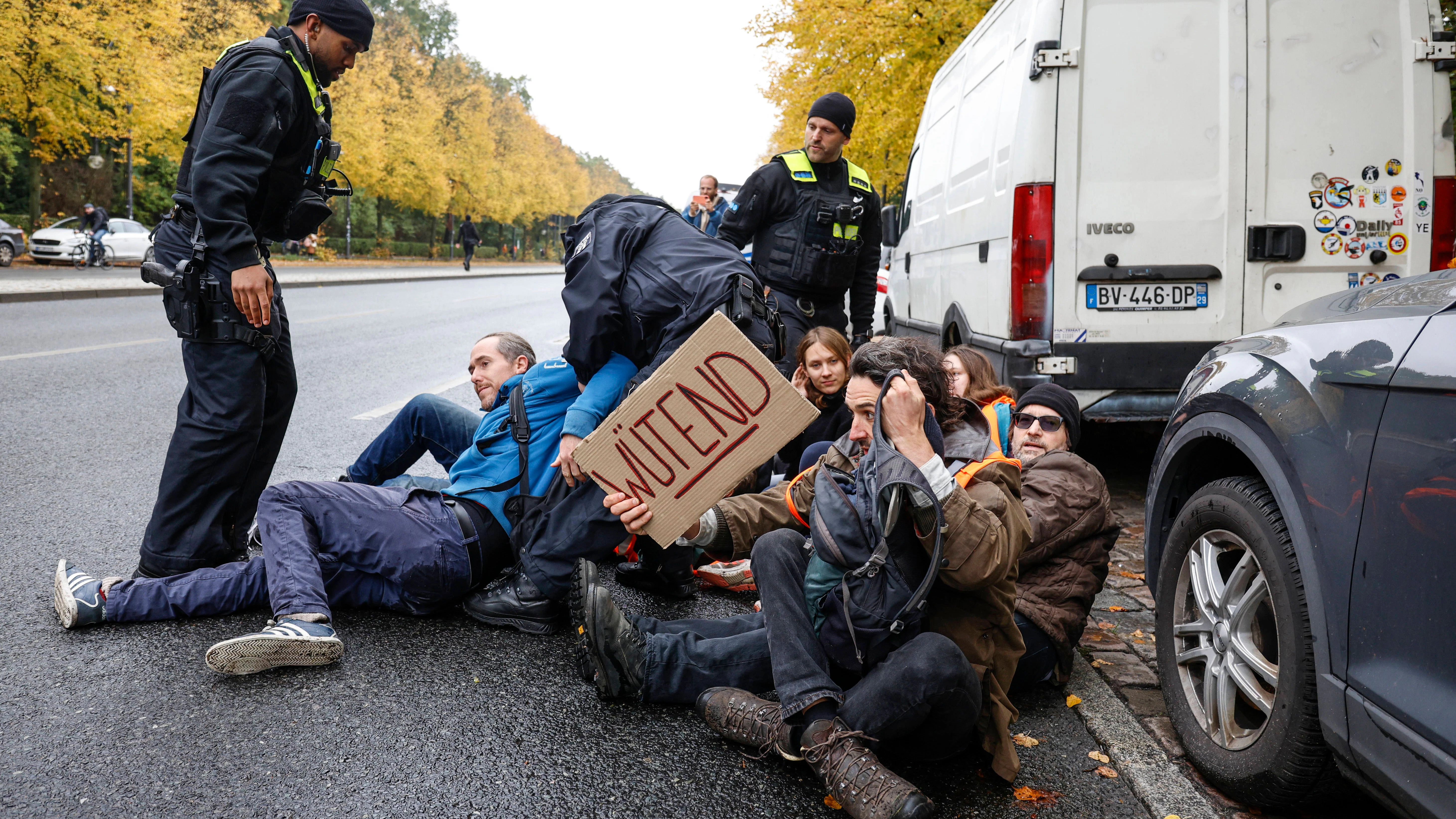 Die Berliner Polizei räumt die Straße des 17. Juni.