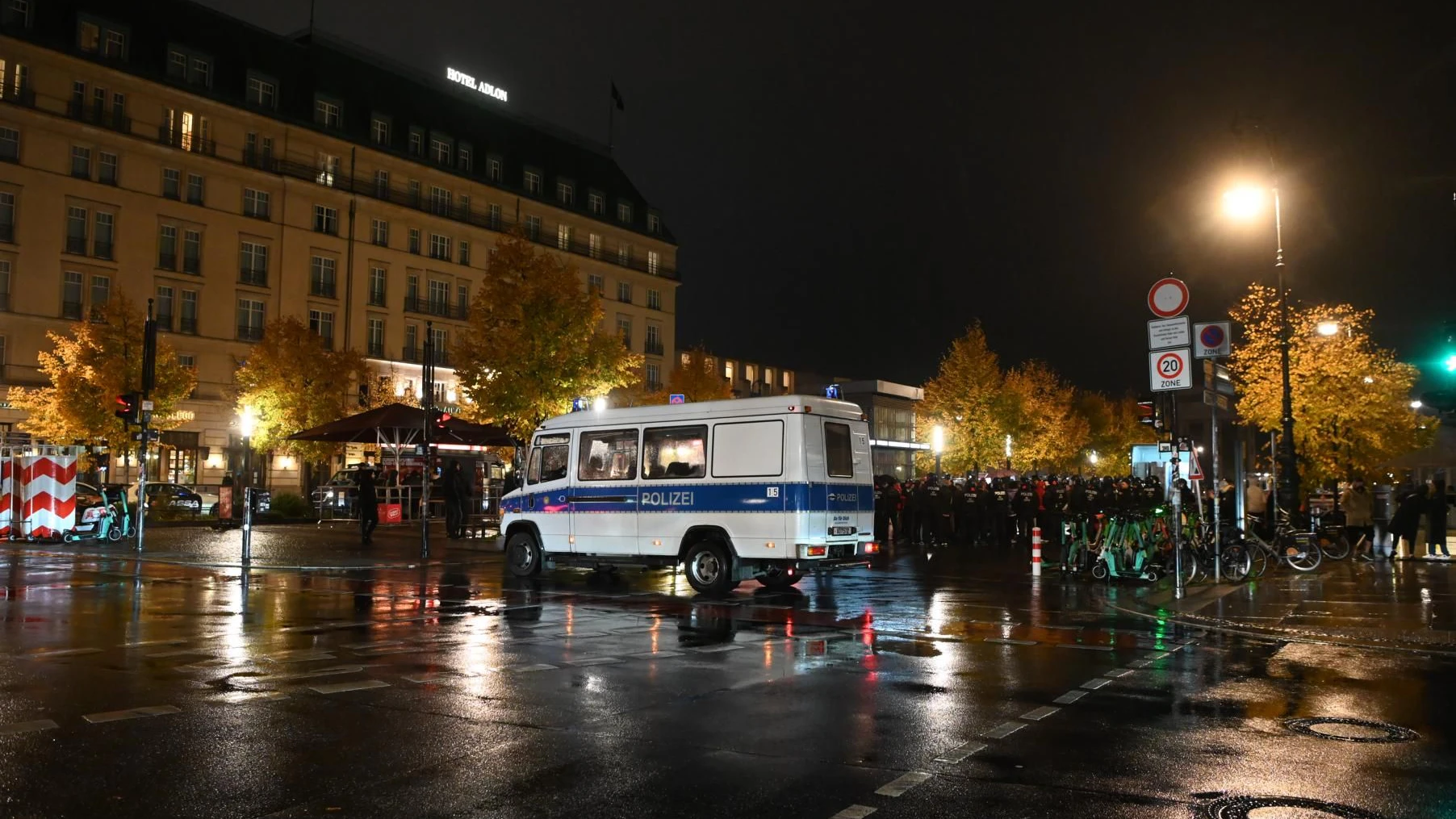 Die Polizei wurde bei dem Einsatz rund um das Brandenburger Tor bedrängt und verletzt.
