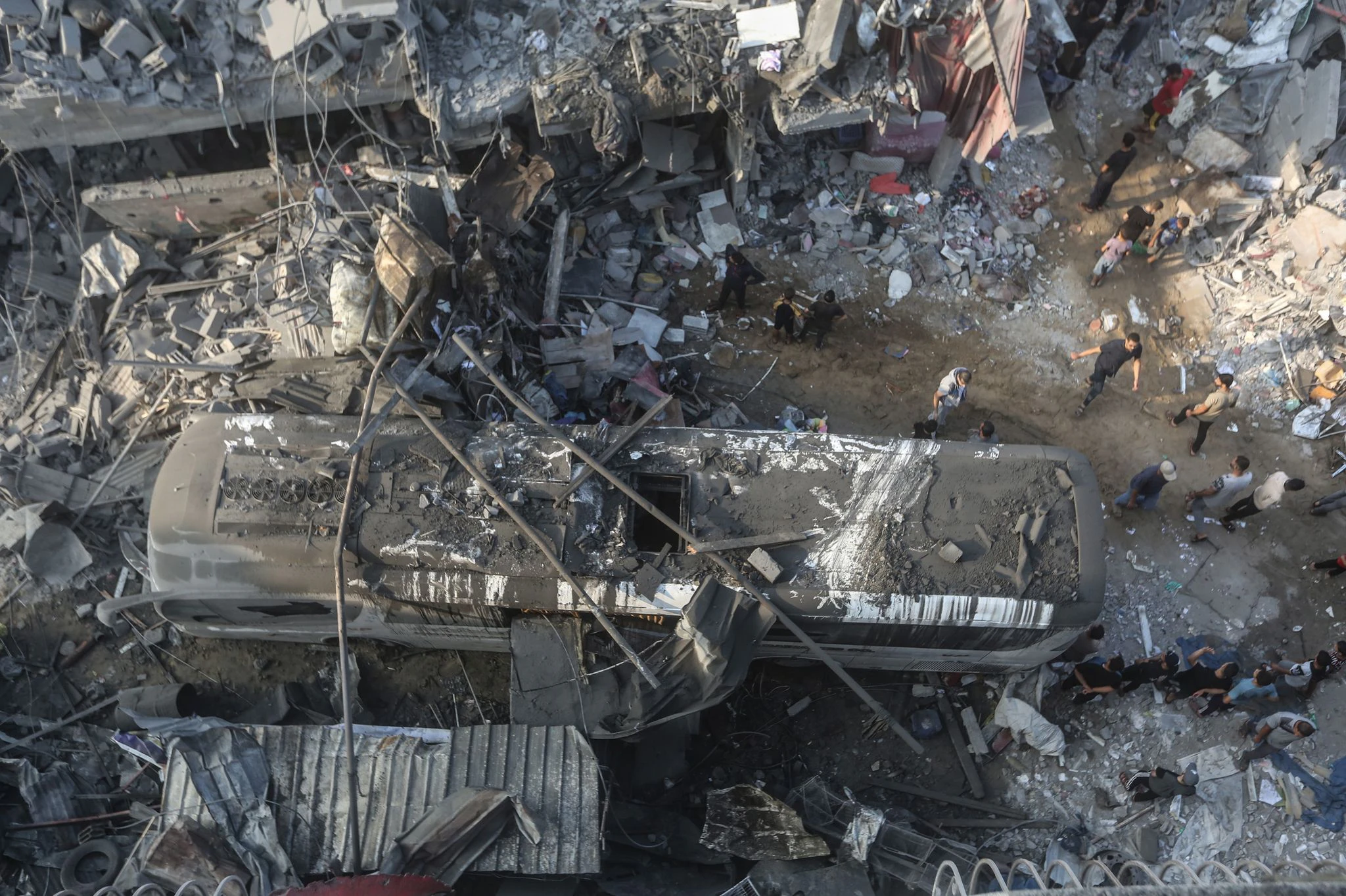dpatopbilder - Palästinenser durchsuchen Gebäude, die bei israelischen Luftangriffen zerstört wurden.  