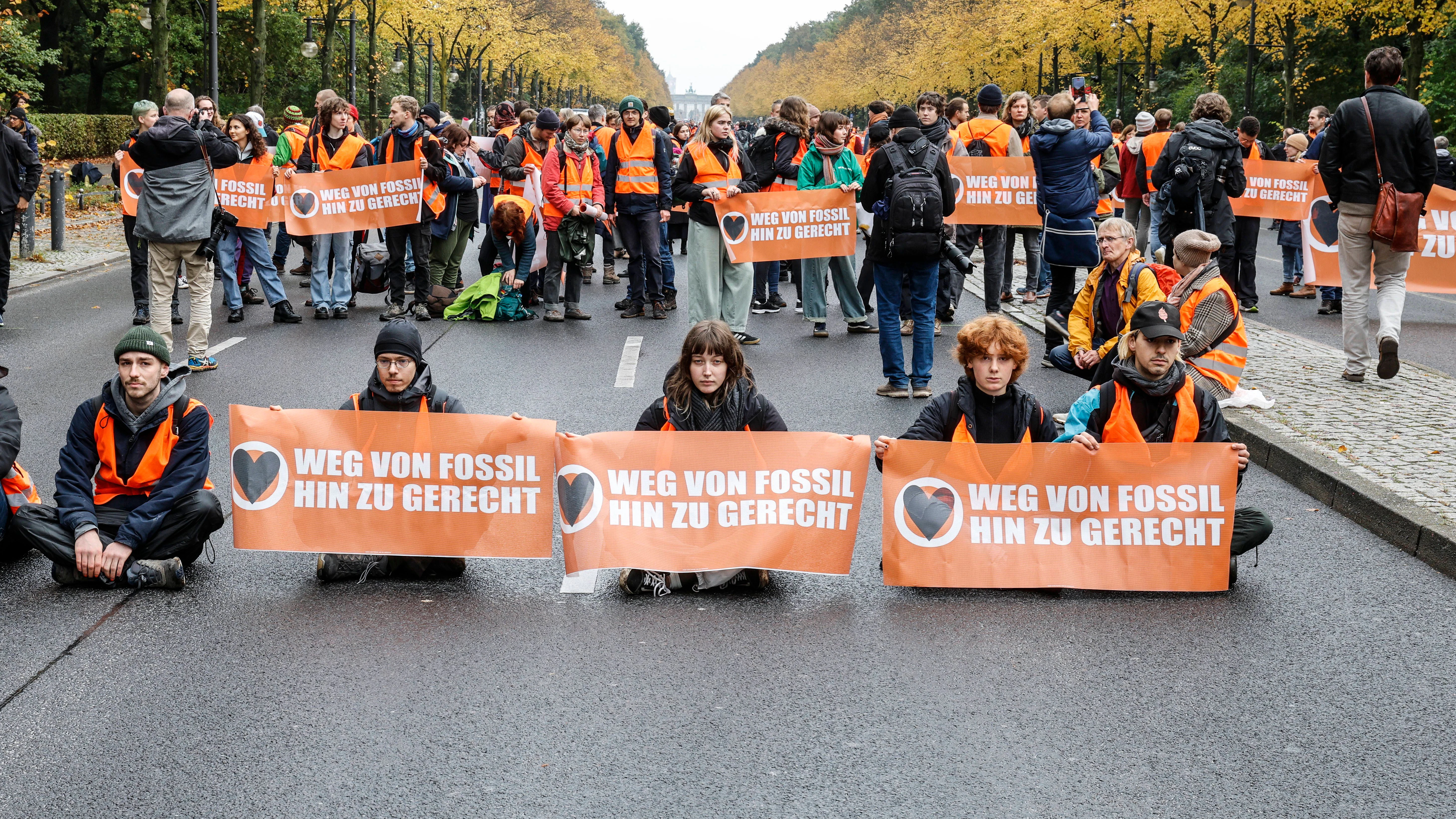 Die Letzte Generation demonstriert auf der Straße des 17. Juni