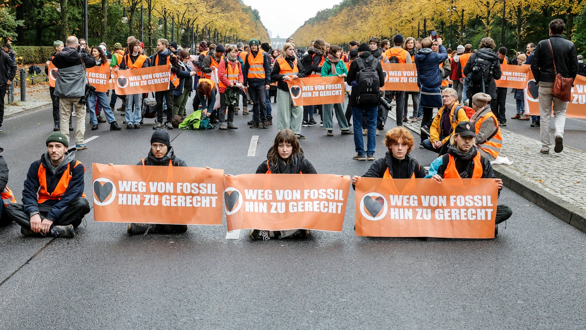 Die Letzte Generation demonstriert auf der Straße des 17. Juni