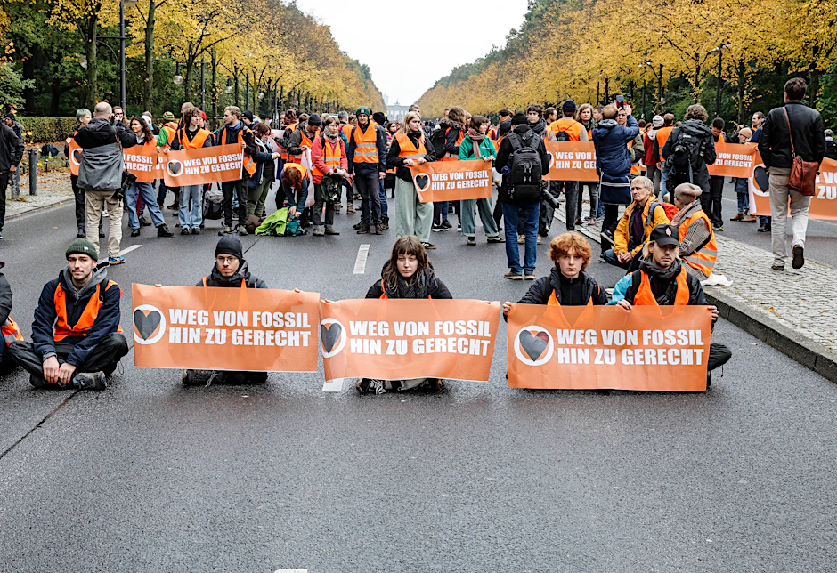 Die Letzte Generation demonstriert auf der Straße des 17. Juni