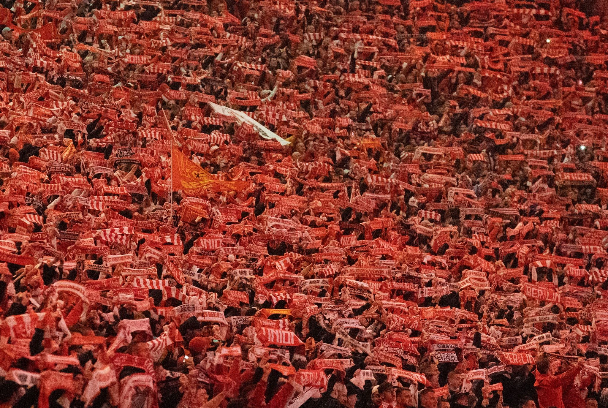 Fans vom 1. FC Union Berlin begrüßen ihre Mannschaft kurz vor dem Anpfiff gegen SSC Neapel mit hoch gehaltenen Schals. Das Team von Trainer Urs Fischer unterlag dem Favoriten im Berliner Olympiastadion 0:1.  