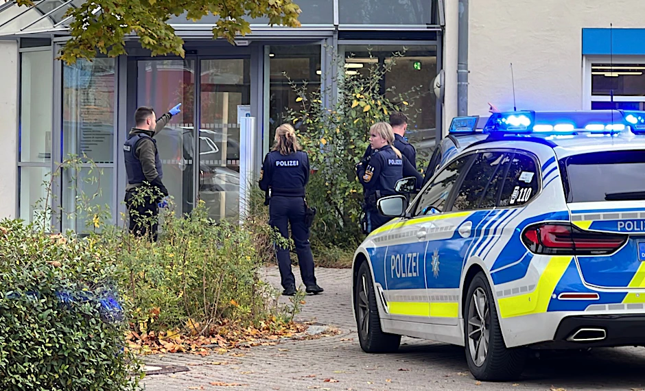 Polizisten stehen vor der kinder- und jugendpsychiatrischen Einrichtung, in der ein 14-Jähriger einen Siebenjährigen sowie ein 63-Jährigen angegriffen haben soll.&nbsp;