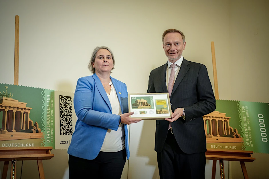 Christian Lindner (FDP), Bundesminister der Finanzen, und Nikola Hagleitner, Vorständin Post & Paket Deutschland, stellen im Museum für Kommunikation die erste offizielle Deutschland-Krypto-Briefmarke vor.  