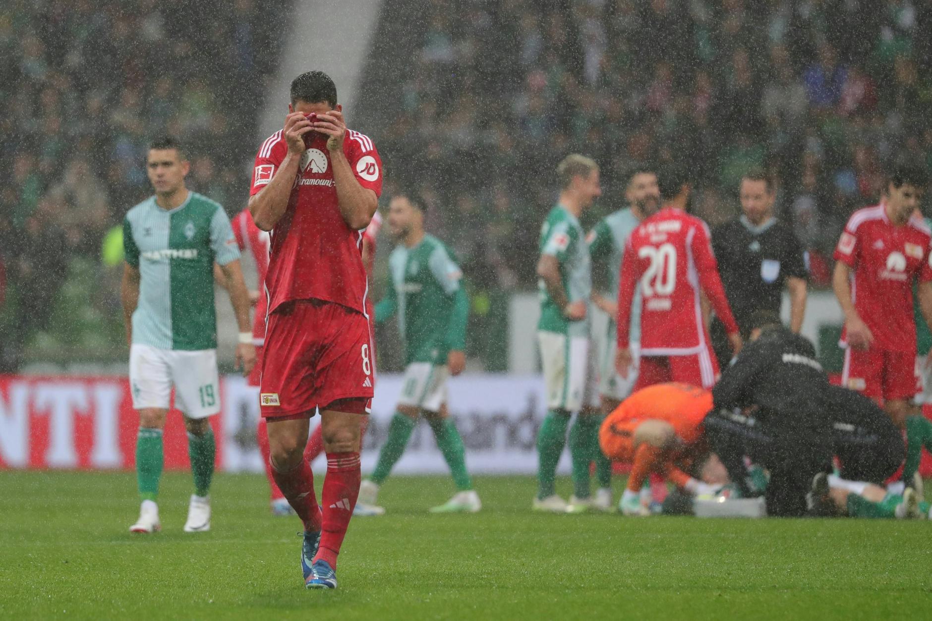 Rani Khedira, Mittelfeldchef des 1. FC Union, sieht die Rote Karte. Die Eisernen verlieren auch bei Werder Bremen. 