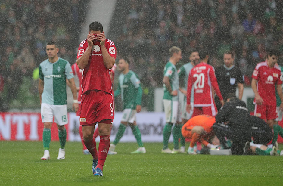 Rani Khedira, Mittelfeldchef des 1. FC Union, sieht die Rote Karte. Die Eisernen verlieren auch bei Werder Bremen.&nbsp;
