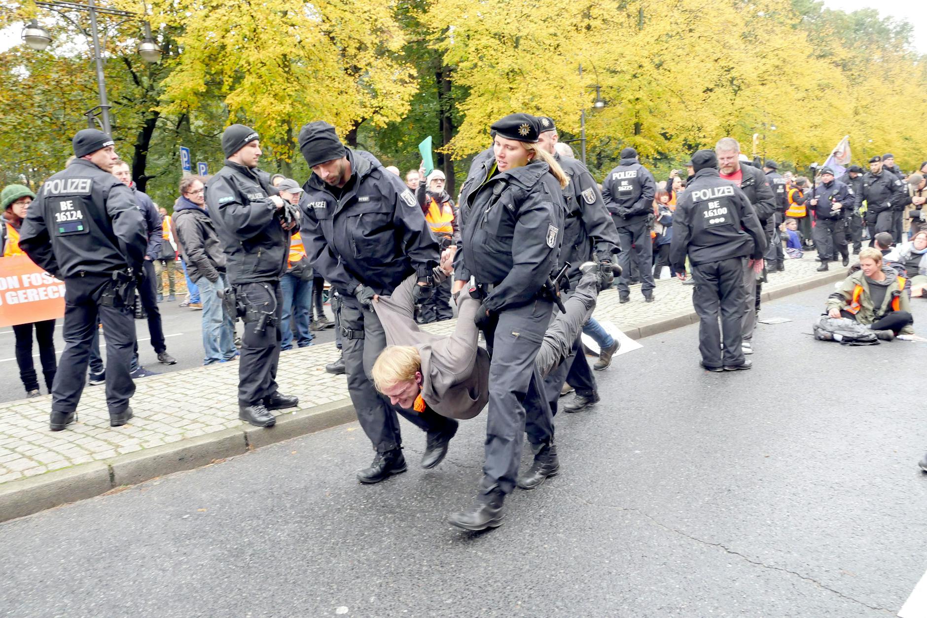 Die Letzte Generation und Extinction Rebellion veranstalten eine Massenblockade auf der Straße des 17. Juni, die Demonstranten lassen sich wegtragen.