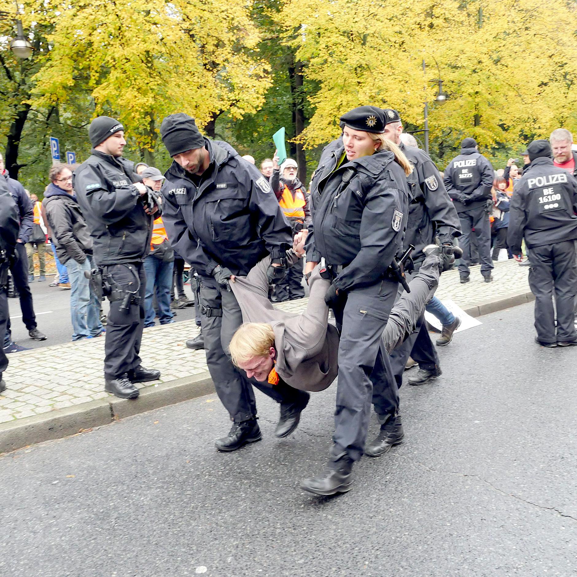 Massenblockade der Letzten Generation in Berlin: Aktivisten blockieren Straße des 17. Juni