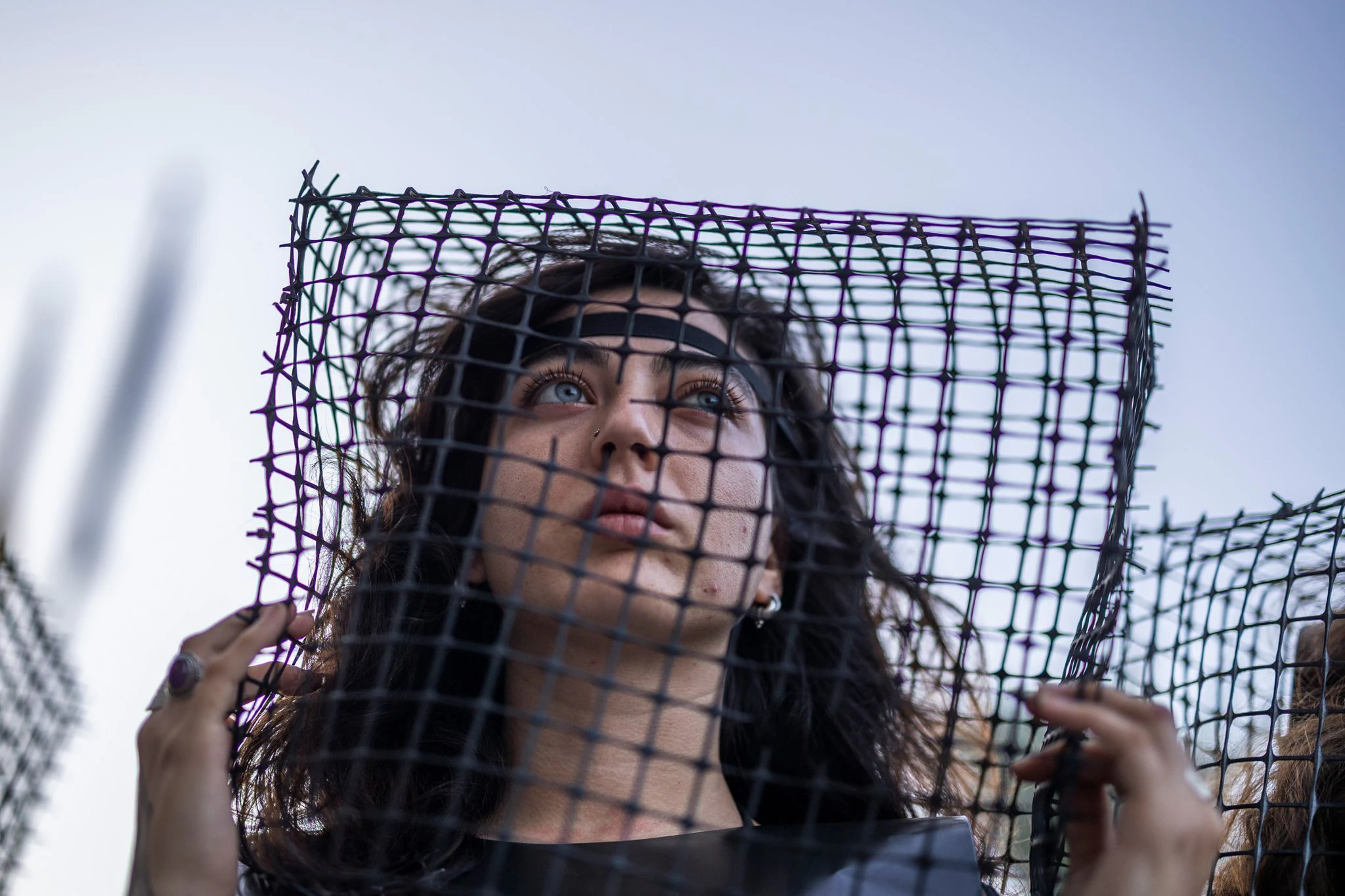 Eine Frau nimmt in Tel Aviv an einer Demonstration von Angehörigen der von der Hamas entführten Deutschen teil. Vor der deutschen Botschaft fordern die Demonstranten die Freilassung der Entführten.  
