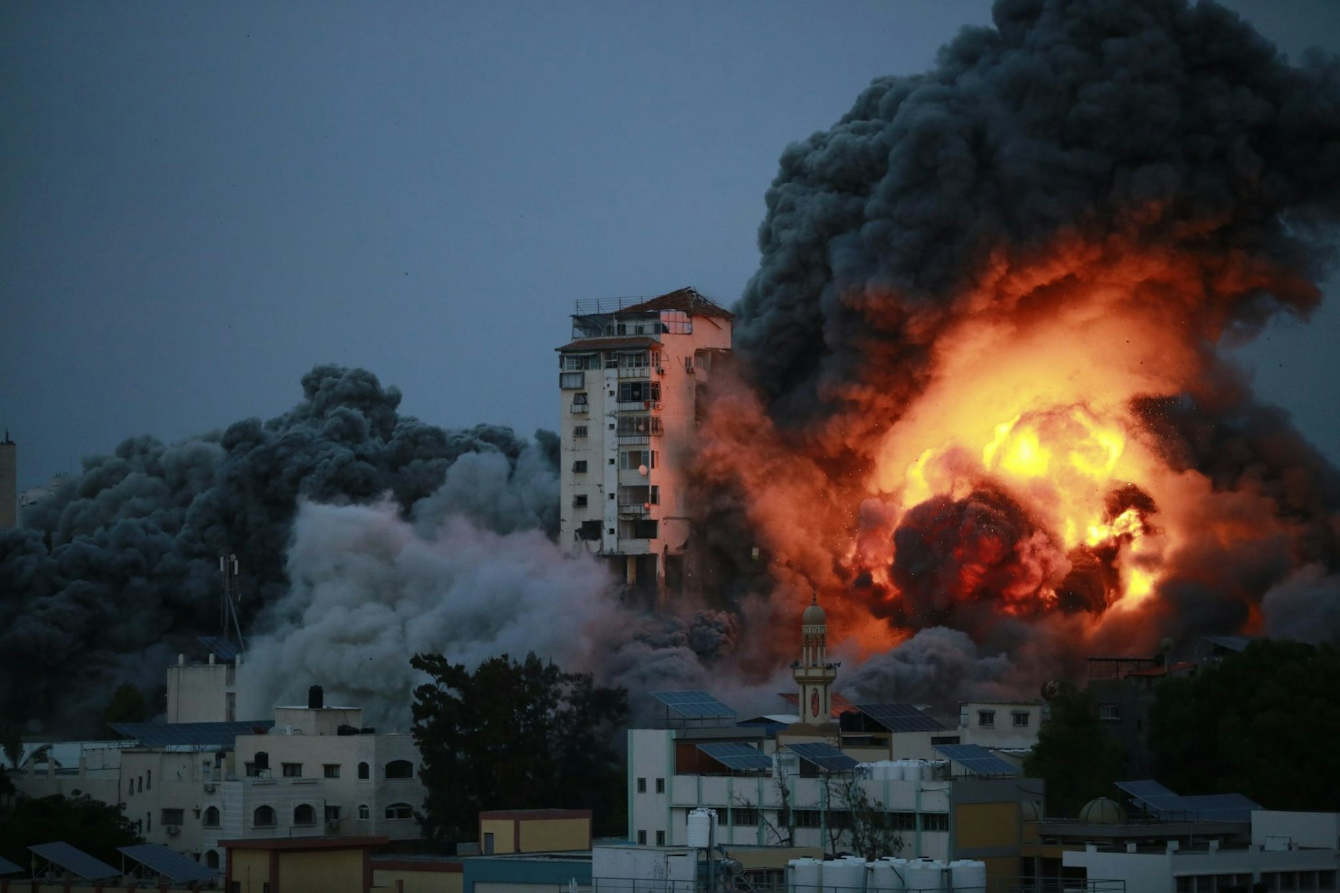 Rauch und Flammen stiegen über Gaza-Stadt auf, nachdem israelische Streitkräfte Anfang Oktober ein Hochhaus angegriffen hatten. 
