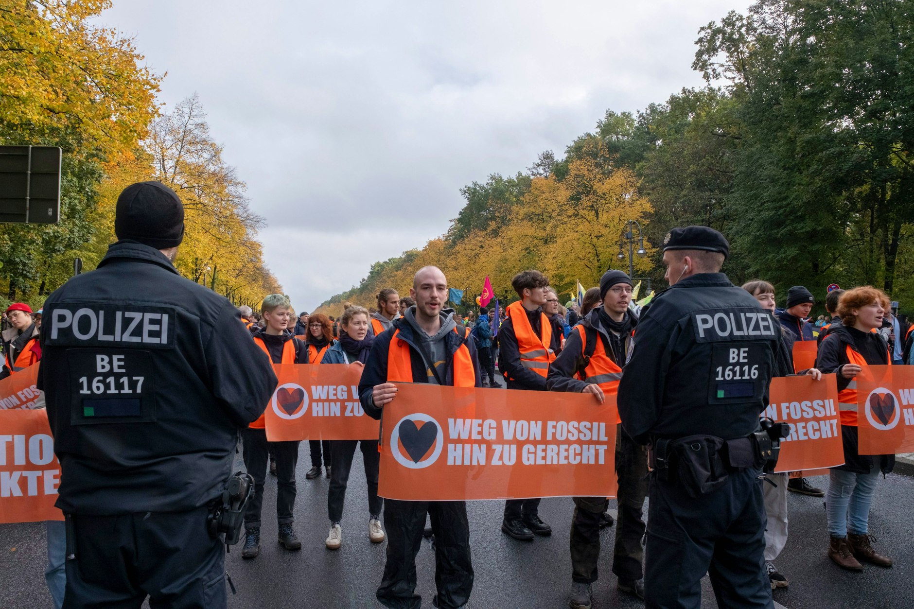 Hunderte Klimaaktivisten blockierten die Straße des 17. Juni an mehreren Stellen.