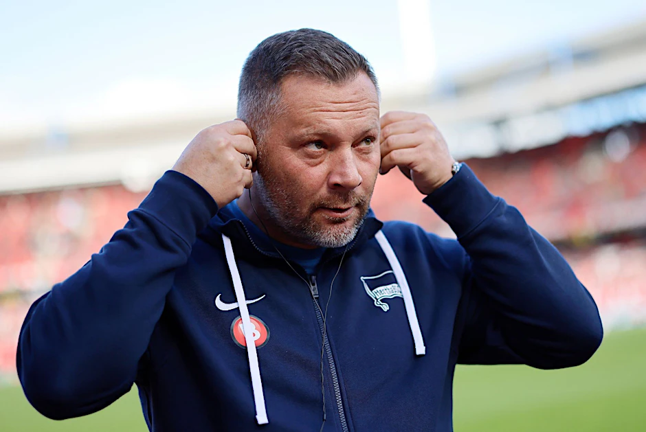 ARCHIV - Herthas Trainer Pal Dardai beim Interview vor dem Spiel.  
