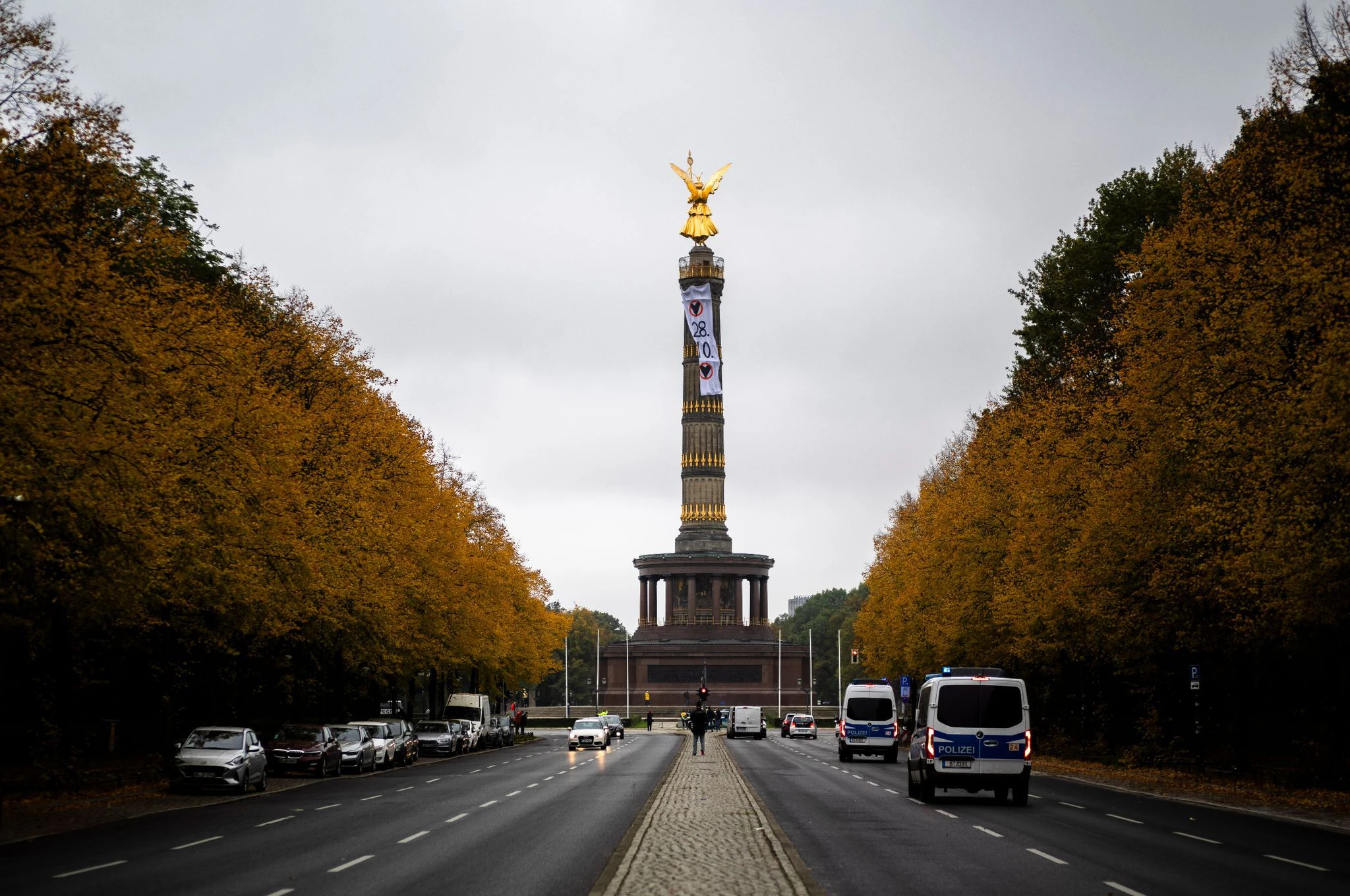 Klimaaktivisten befestigen ein Transparent mit dem Datum des geplanten Klimaprotests an der Siegessäule in Berlin.  