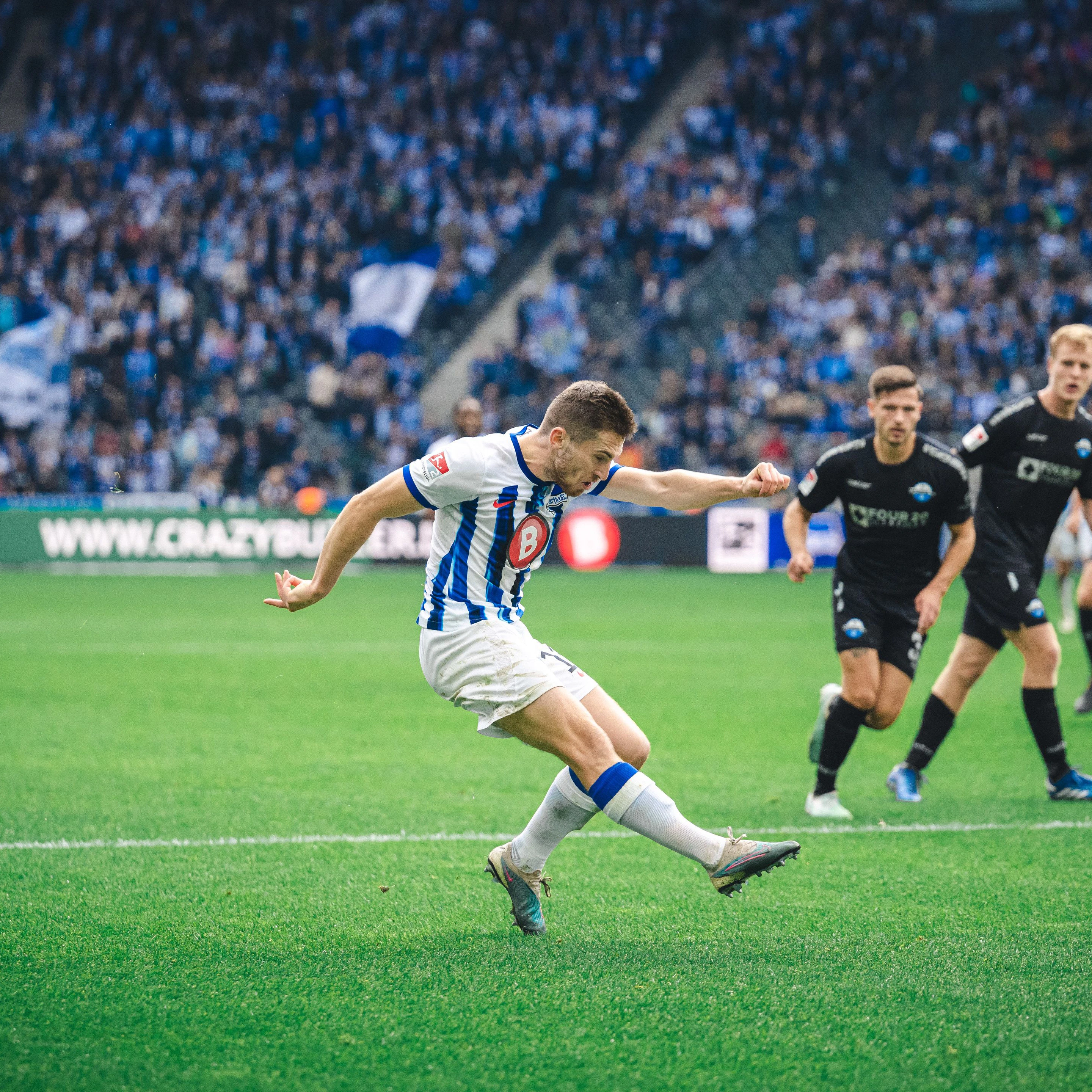 Herthas rechter Verteidiger Jonjoe Kenny zieht ab und trifft zum 2:0 in der Nachspielzeit.
