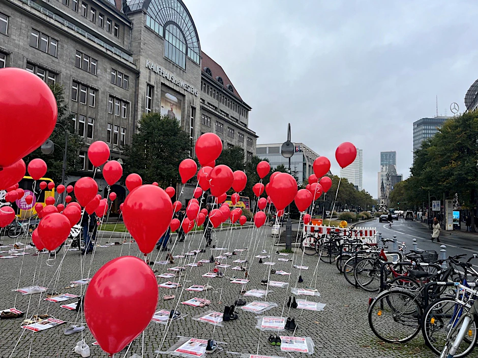 Eine Installation am Wittenbergplatz für die entführten Geiseln aus Israel