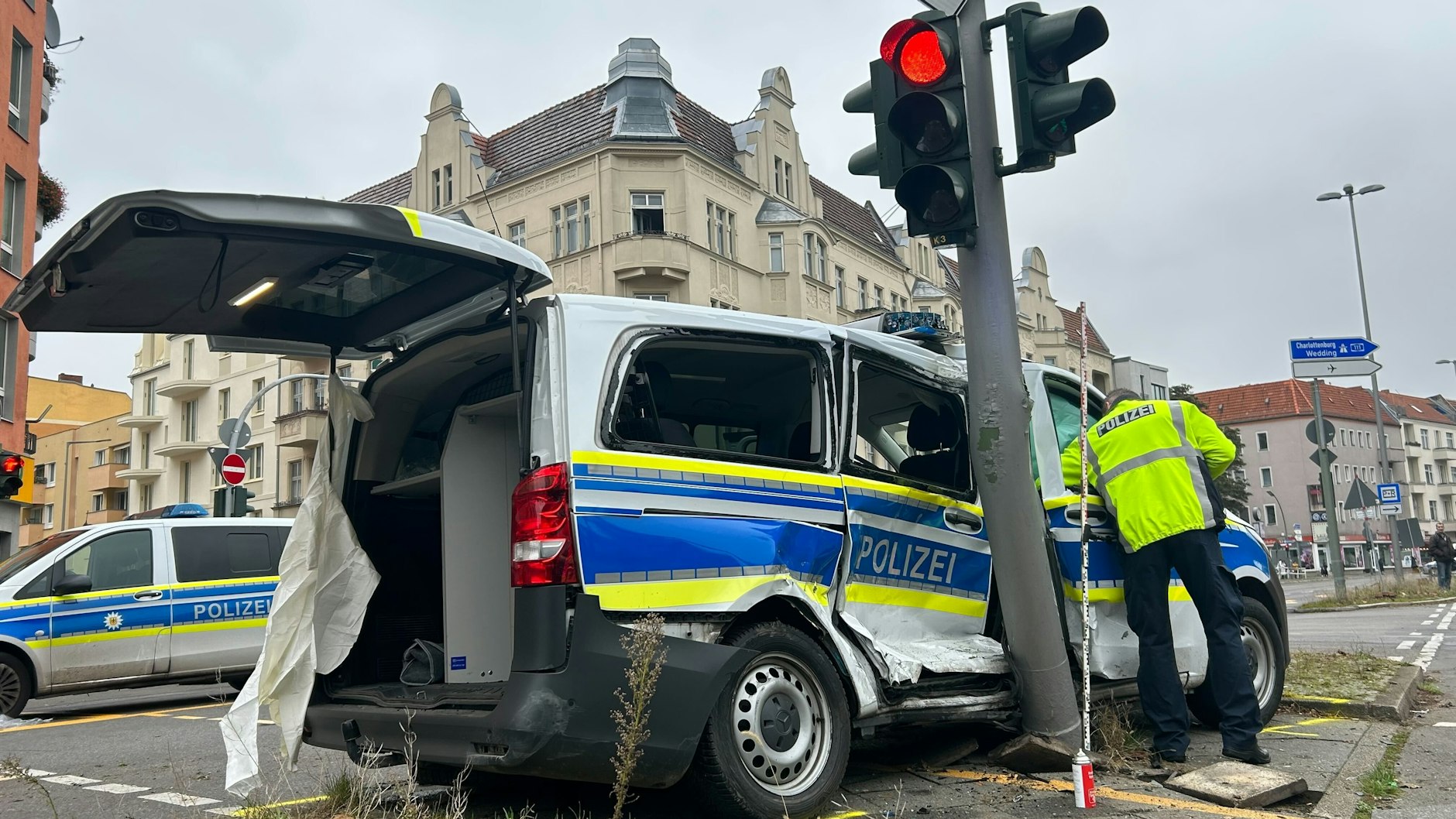 Bei einem Zusammenstoß eines Polizeiwagens mit einem Auto in Berlin-Reinickendorf sind sechs Menschen verletzt worden. 