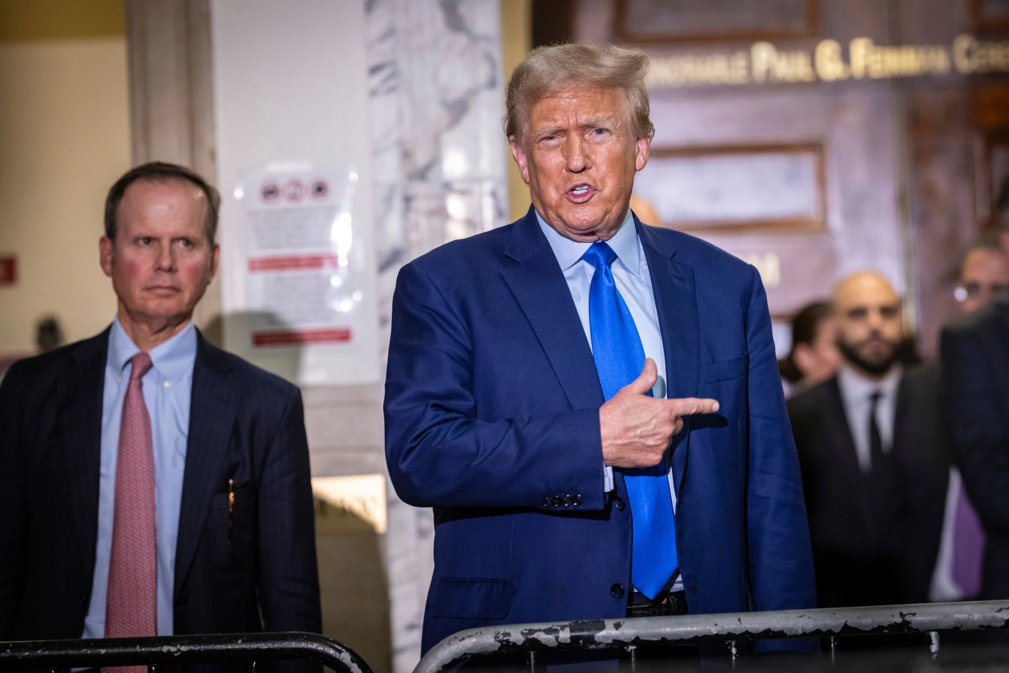 dpatopbilder - Der ehemalige US-Präsident Donald Trump spricht während einer Pause seines Prozesses wegen Wirtschaftsbetrugs vor dem New York Supreme Court zu den Medien.  