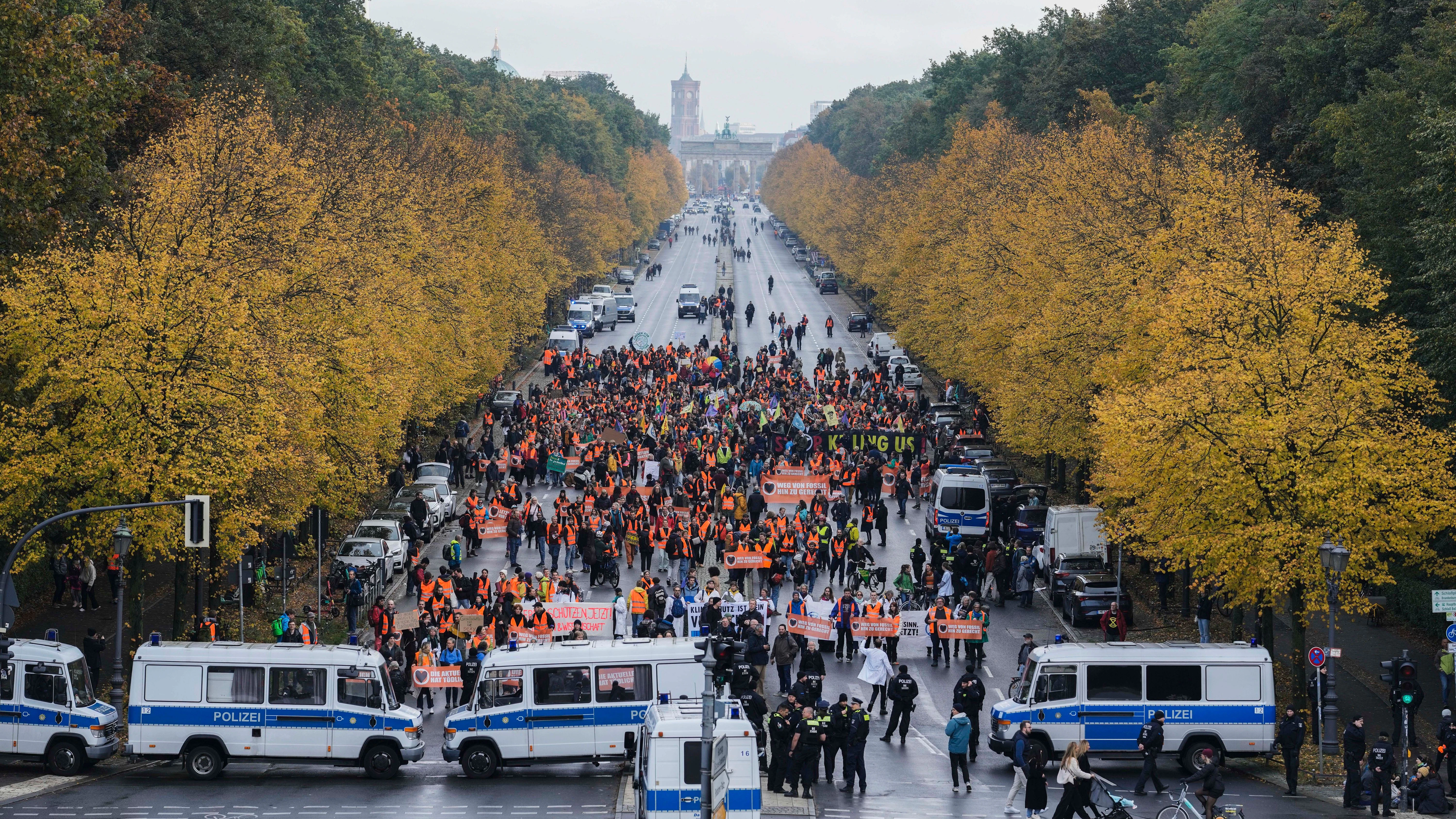 Die Letzte Generation blockiert die Straße des 17. Juni. Die Polizei ist mit etlichen Einsatzkräften vor Ort.