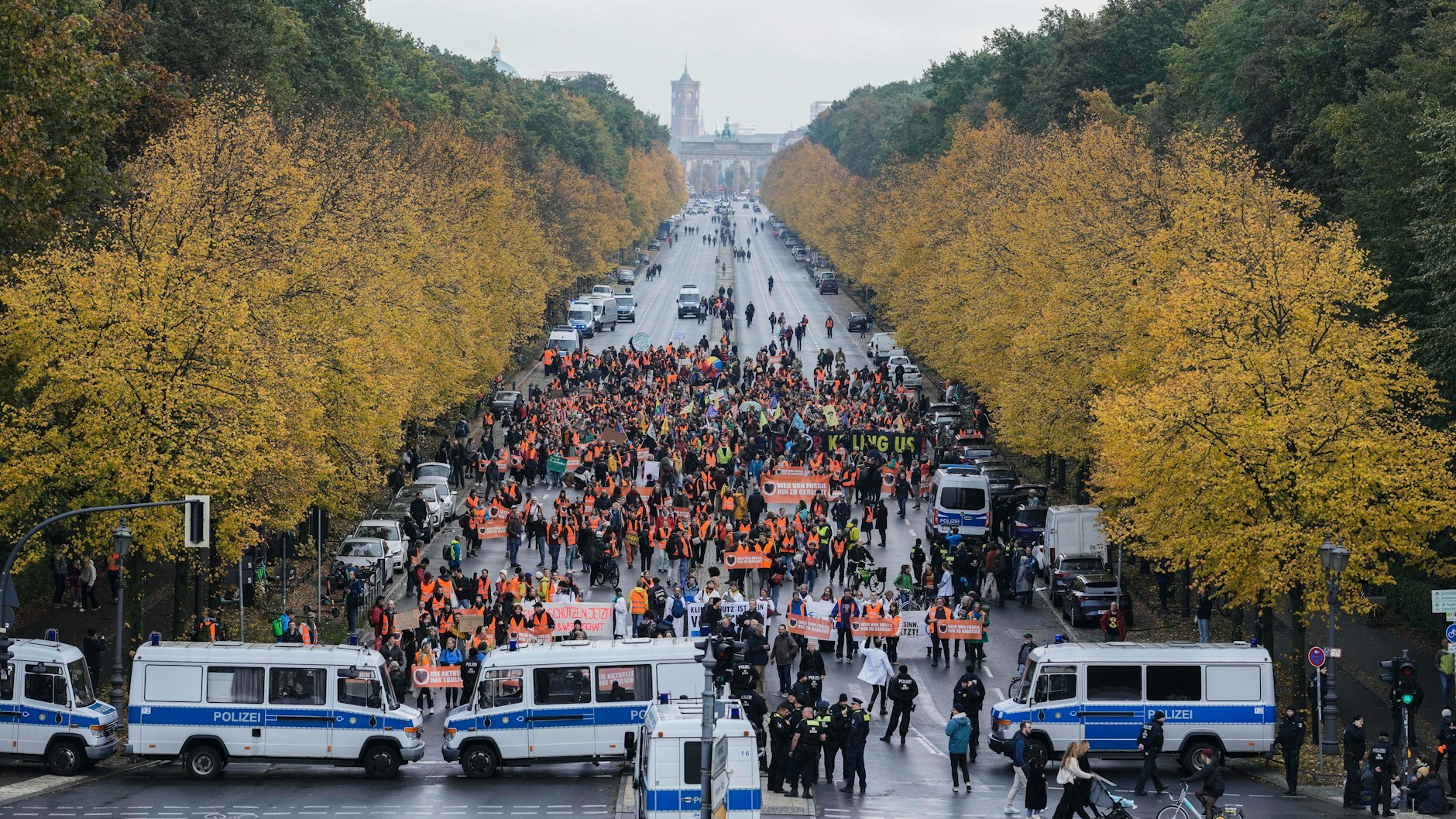 Die Letzte Generation blockiert die Straße des 17. Juni. Die Polizei ist mit etlichen Einsatzkräften vor Ort.