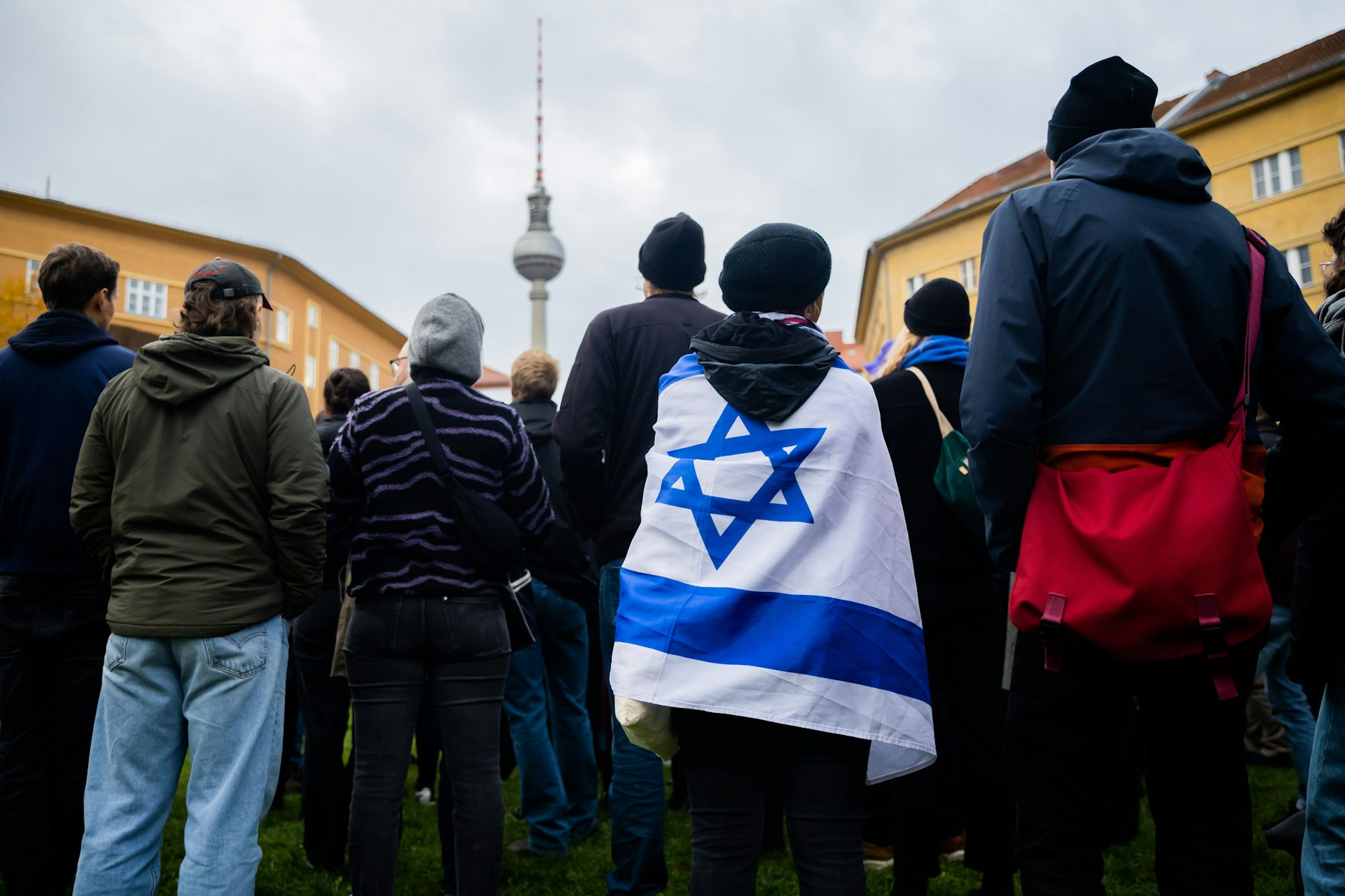 &nbsp;Teilnehmer einer pro-israelischen Kundgebung haben sich auf dem Rosa-Luxemburg-Platz vor der Volksbühne versammelt.&nbsp;