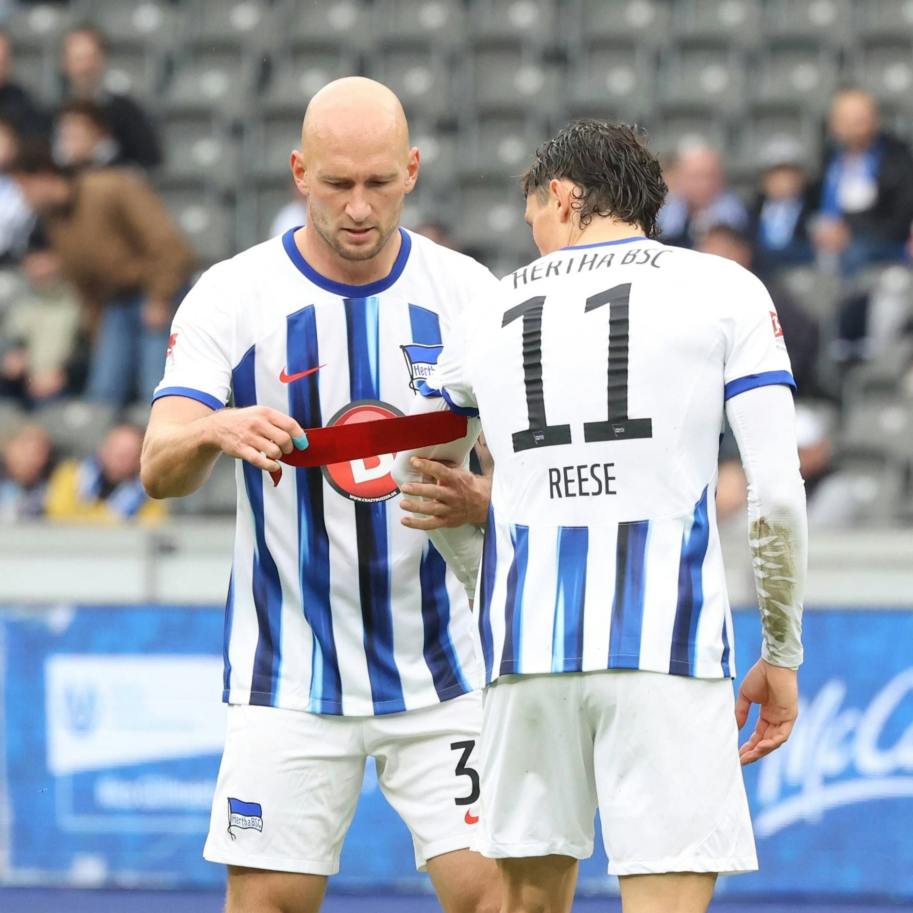 Kapitän Toni Leistner schnürt nach seinem Platzverweis Fabian Reese die Binde um.