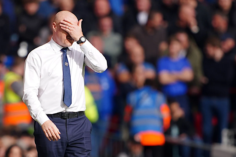 ARCHIV - Droht mit dem FC Everton ein Punktabzug: Coach Sean Dyche.  