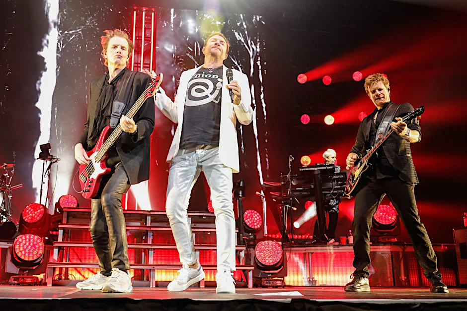 ARCHIV - John Taylor (l-r), Bassist, Simon Le Bon, Sänger, und Dom Brown, Gitarrist, von Duran Duran bei einem Konzert in Tampa, Florida.   ZUMA Press/dpa