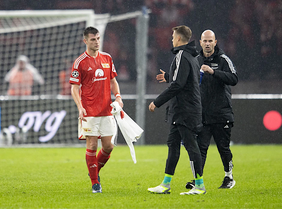 Unions Robin Knoche (l) geht nach dem Schlusspfiff übers Spielfeld.  