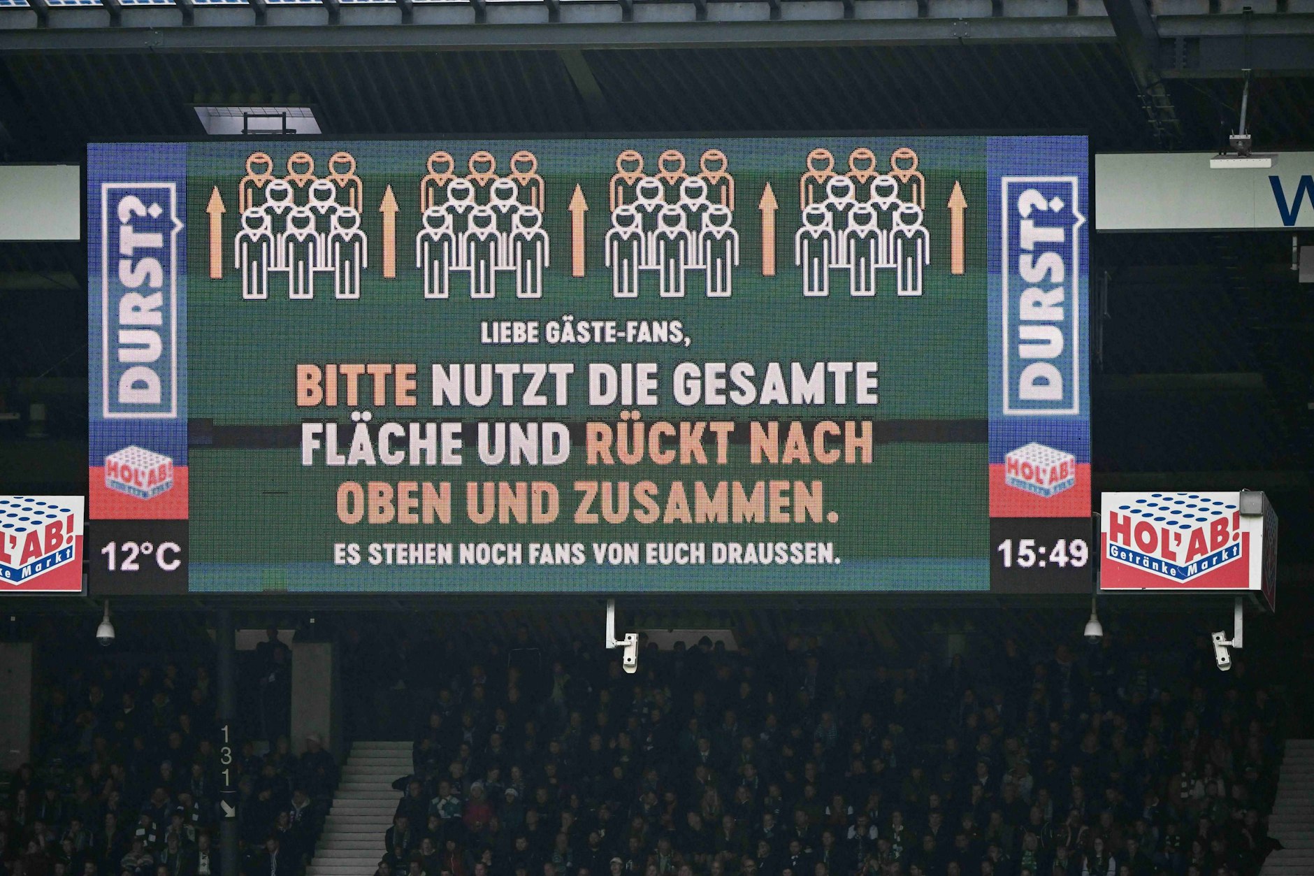 Über die Anzeigetafel im Weserstadion wurden die Fans des 1. FC Union noch während des Spiels aufgefordert, zusammenzurücken. 