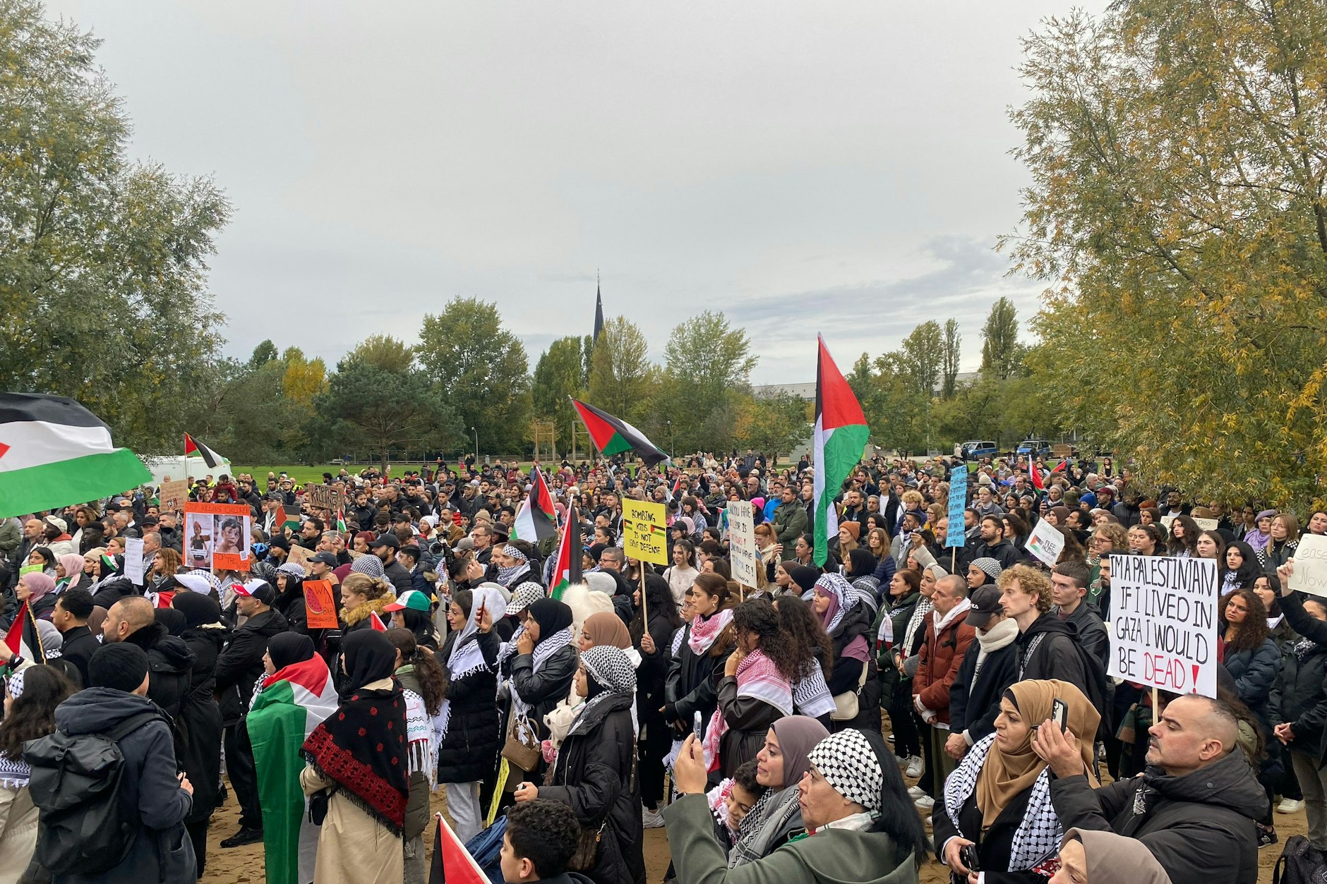 Menschen demonstrieren am Gleisdreieck in Berlin für Palästina.
