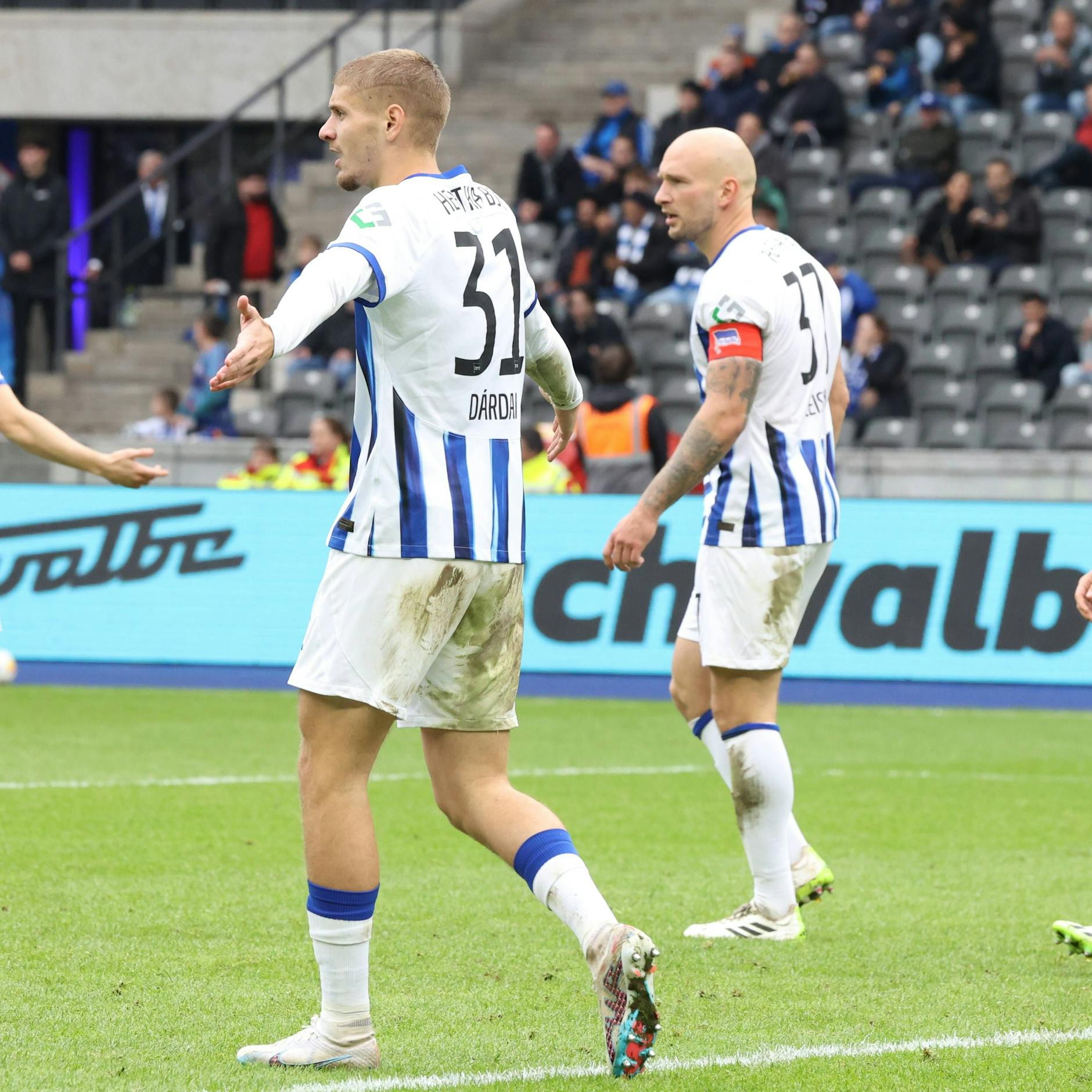Herthas Innenverteidiger Marton Dardai mit fragendem Blick auf seine Vorderleute.