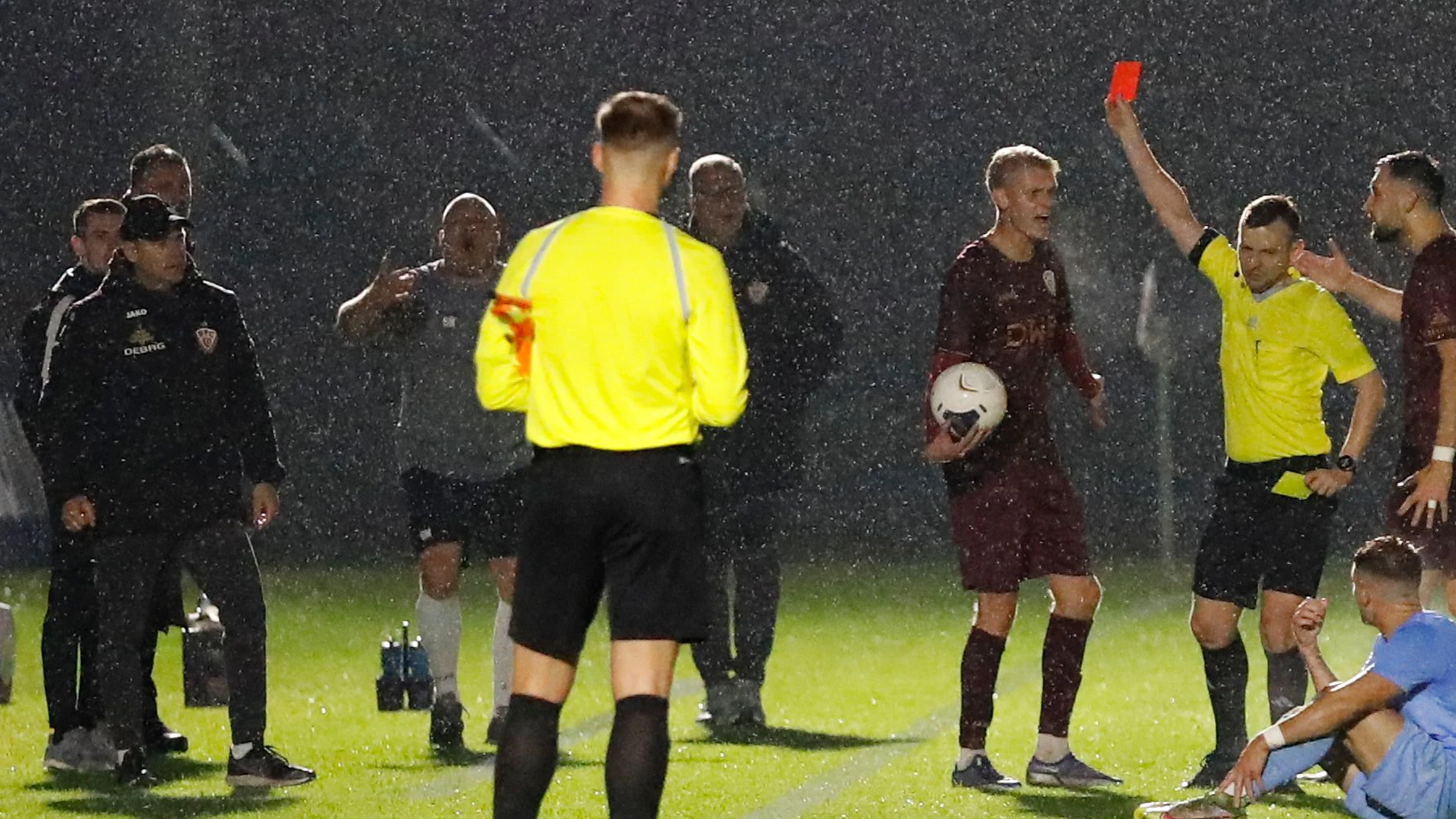 Schiedsrichter Kai Kaltwaßer schickt BFC-Trainer Dirk Kunert (l.) beim 3:3 gegen Viktoria 89 mit Gelb-Rot auf die Tribüne.