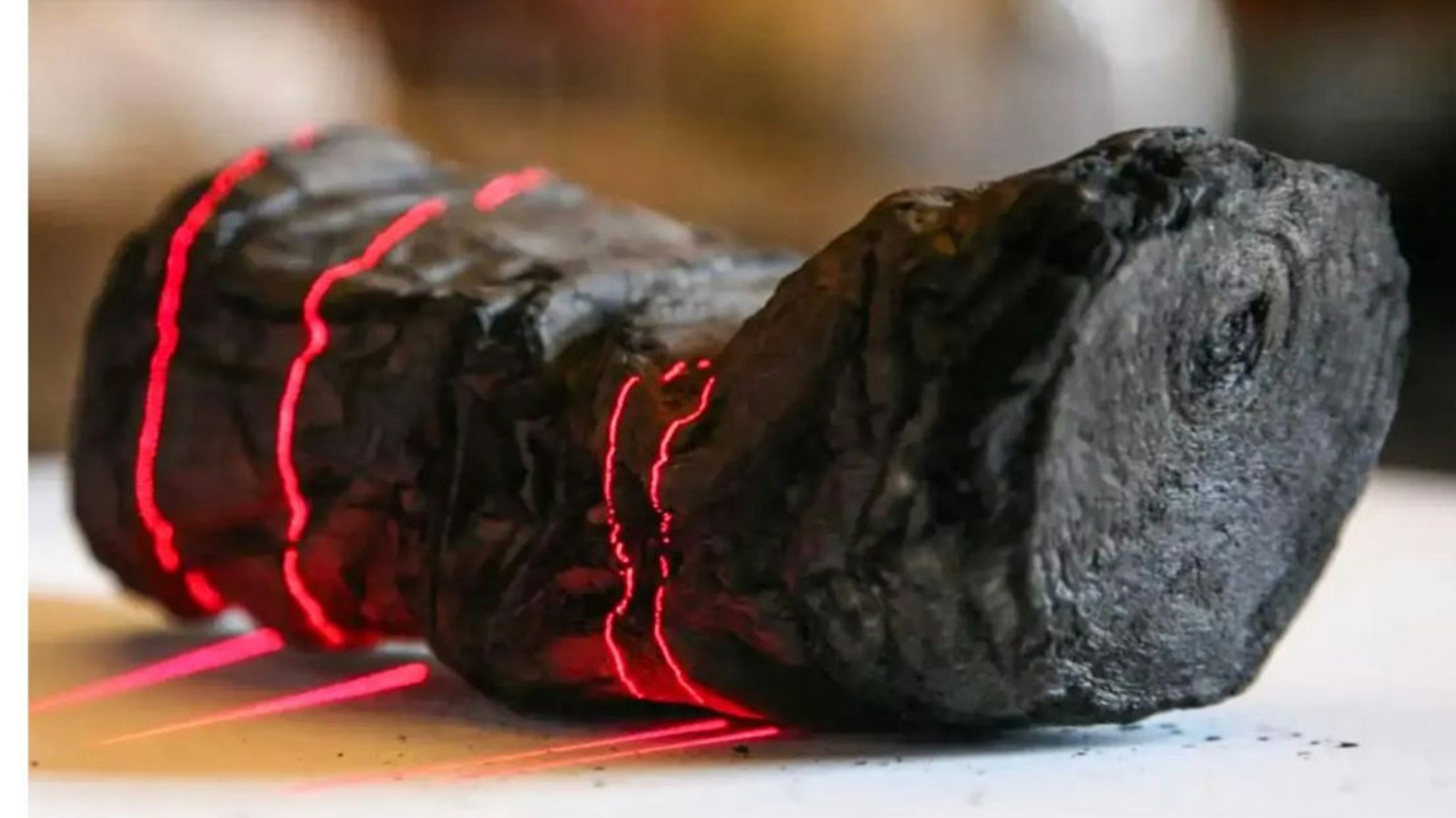 Mithilfe modernster Technologie wurde diese zusammengerollte Papyrusrolle lesbar gemacht.