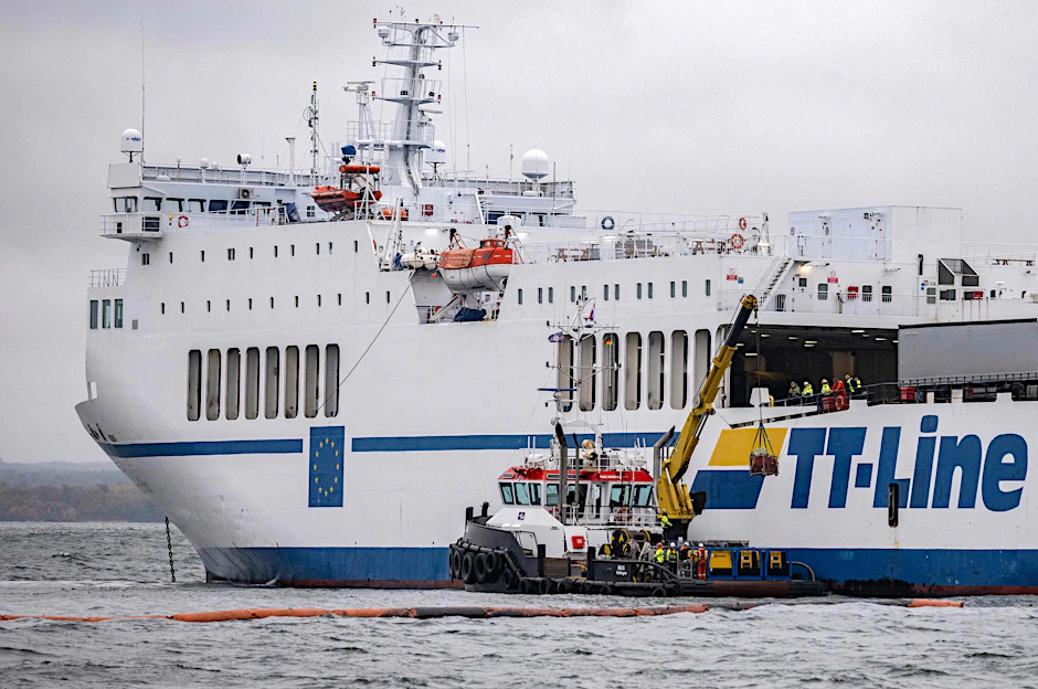 Die auf Grund gelaufene Fähre „Marco Polo“ hat erneut Dieselöl verloren.