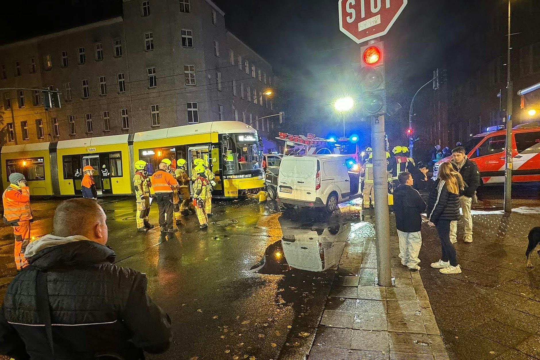 Die entgleiste Straßenbahn der Linie M13 auf der Kreuzung an der Langhansstraße in Weißensee