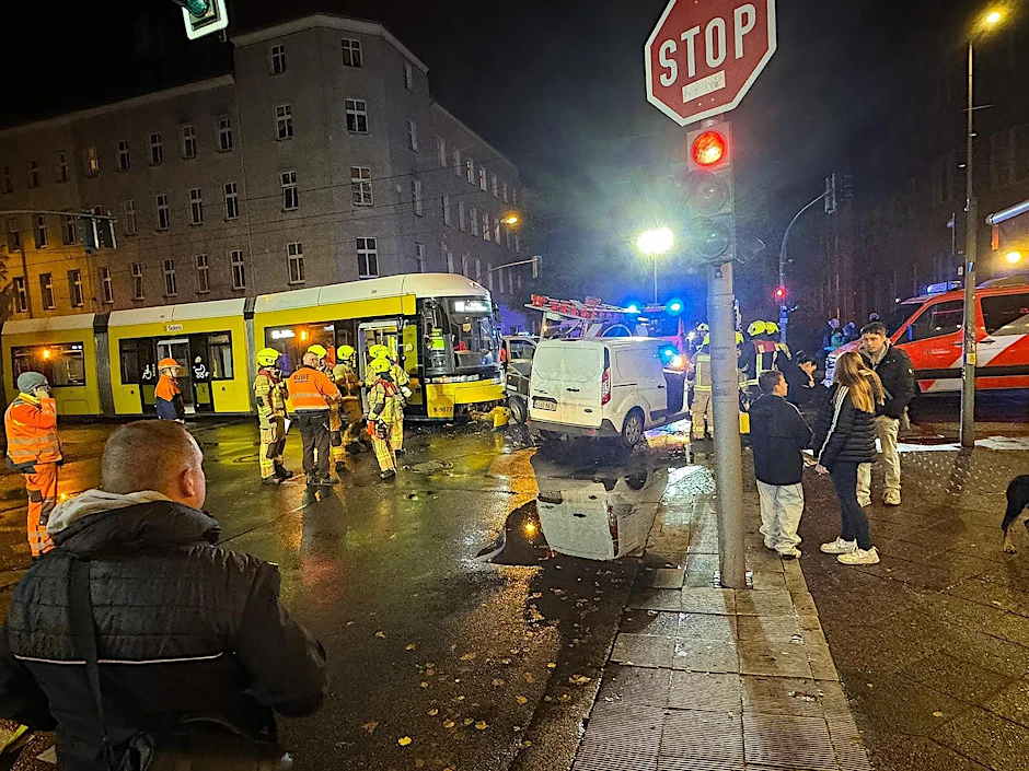 Die entgleiste Straßenbahn der Linie M13  auf der Kreuzung an der Langhansstraße in Weißensee