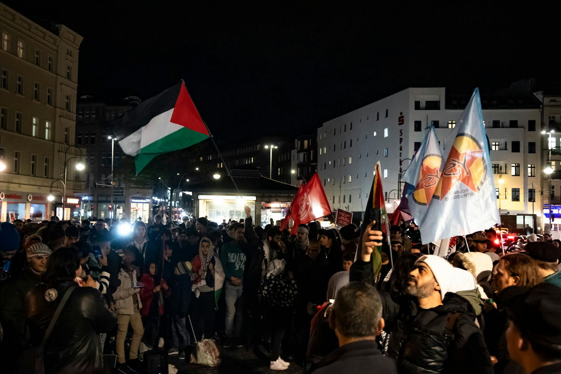 Pro-palästinensische Demonstranten am Hermannplatz