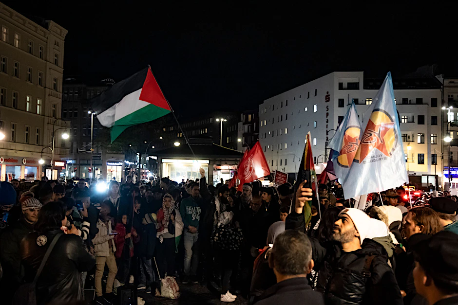 Newsblog: Festnahmen bei pro-palästinensischer Demo am Hermannplatz ++ Zahl der bekannten Hamas-Geiseln steigt weiter