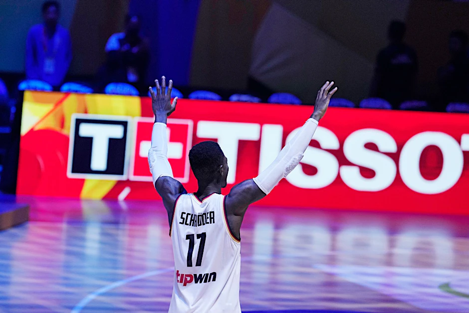ARCHIV - Dennis Schröder will bei den Olympischen Spielen 2024 in Paris die deutsche Fahne tragen.  