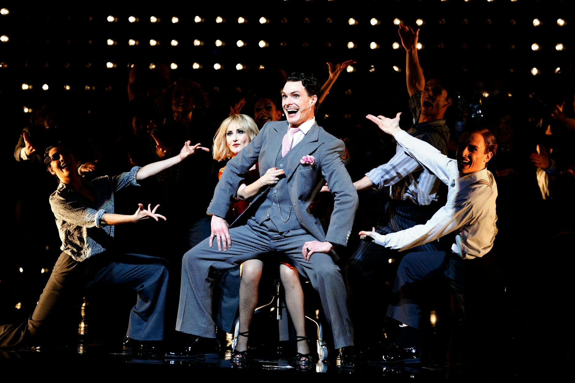 Katharine Mehrling und Jörn-Felix Alt im Musical „Chicago“ in der Komischen Oper im Schiller-Theater.