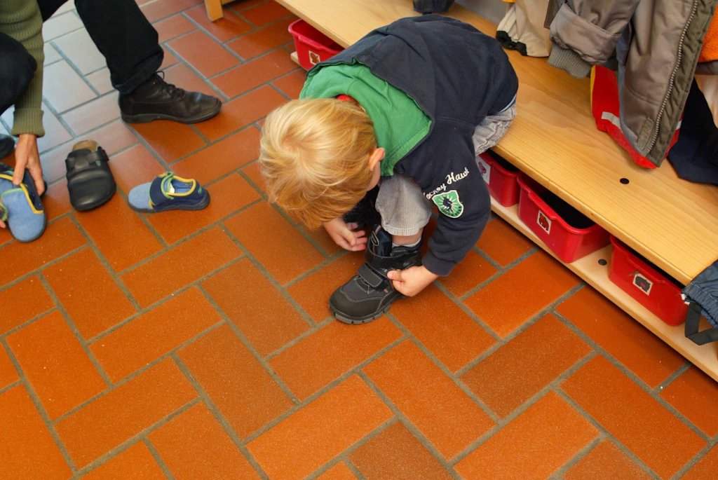 Wer sein Kind zu spät von der Kita abholt, muss jetzt 25 Euro Strafe zahlen