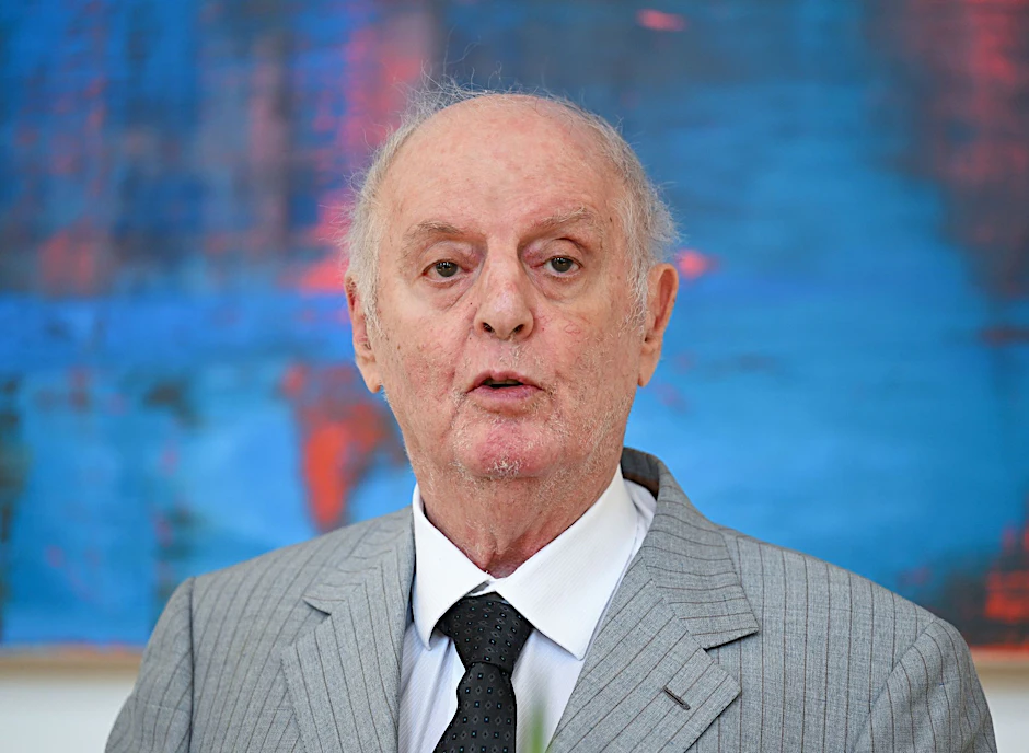 ARCHIV - Dirigent Daniel Barenboim bedankt sich nach der Feierlichen Enthüllung seines Ehrenbürgerporträts im Festsaal des Berliner Abgeordnetenhauses.  