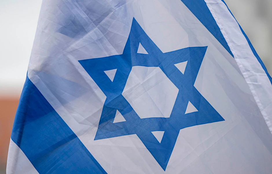 Die israelische Flagge weht im Wind.  