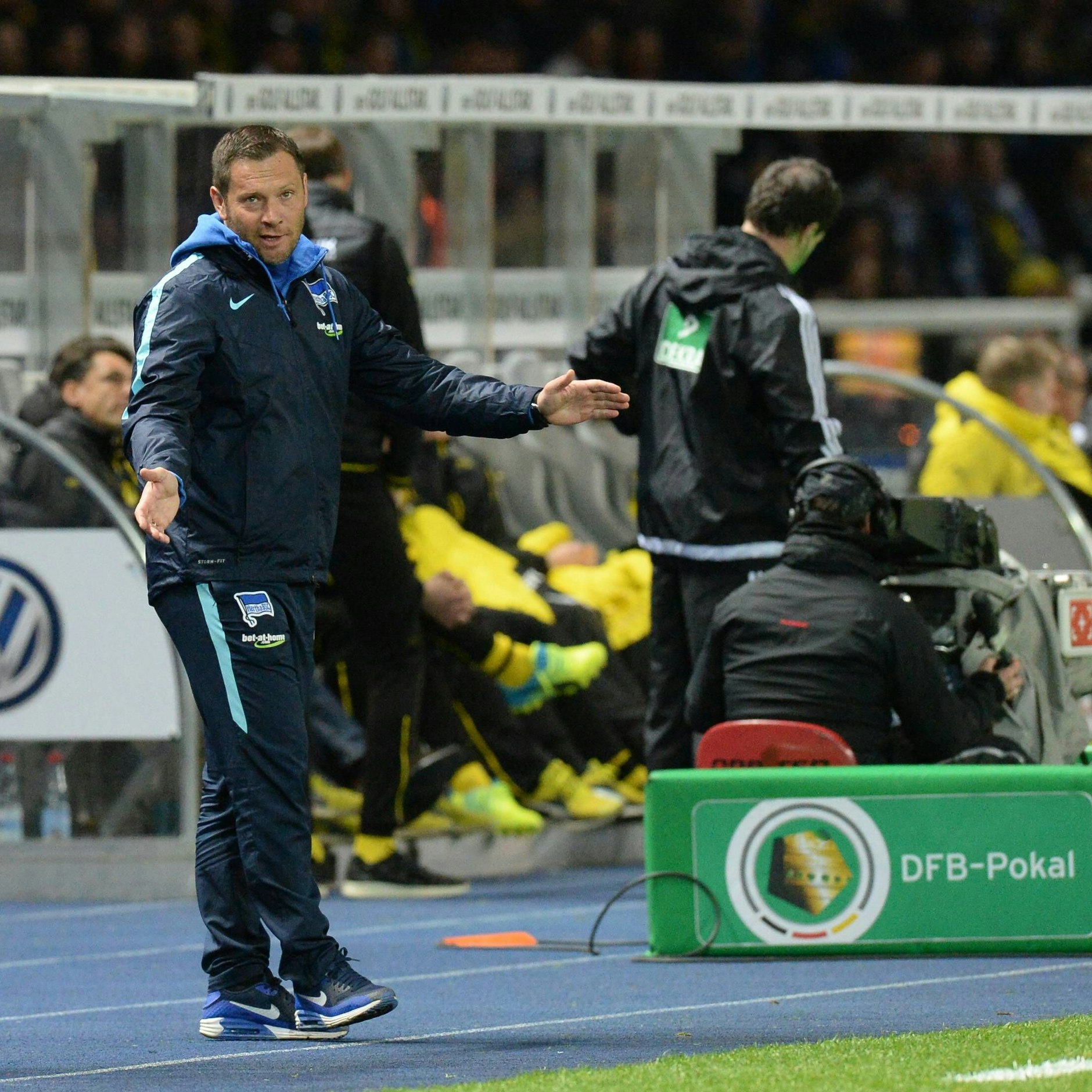 Auch schon wieder sechseinhalb Jahre her. Trainer Pal Dardai im Pokal-Halbfinale gegen Borussia Dortmund im April 2016.
