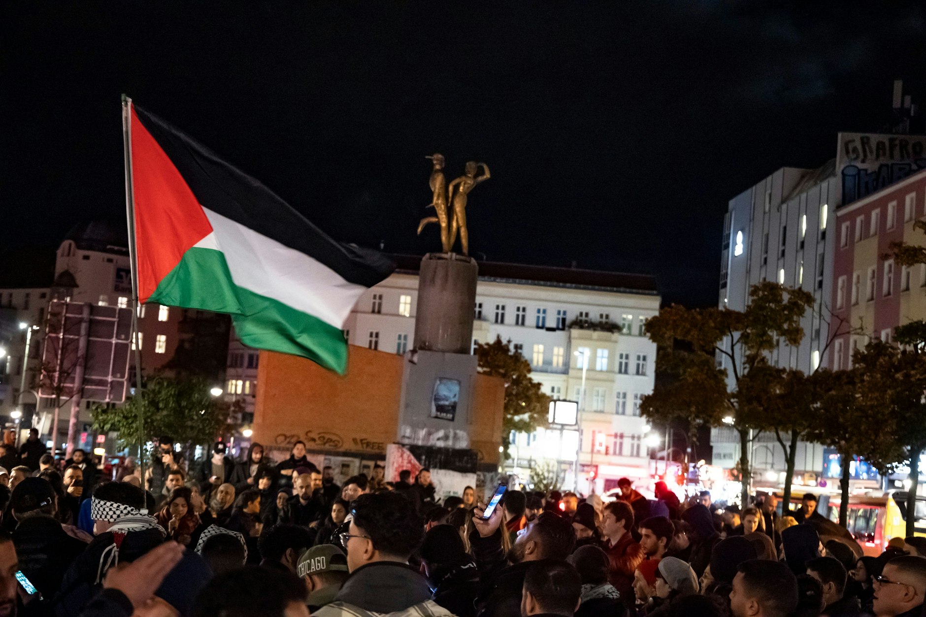 Pro-palästinensische Demonstranten am Hermannplatz