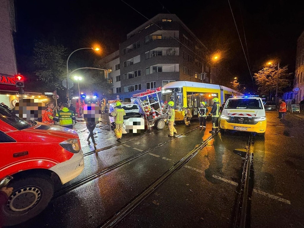 Unfall in Weißensee: Tram stößt mit Lkw zusammen und entgleist