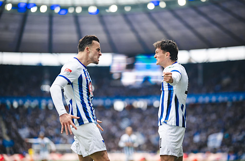 Nicht nur im Erfolg und beim Torjubel, sondern auch vormittags im Gym von Hertha BSC regelmäßig vereint: Haris Tabakovic und Fabian Reese (v.l.)