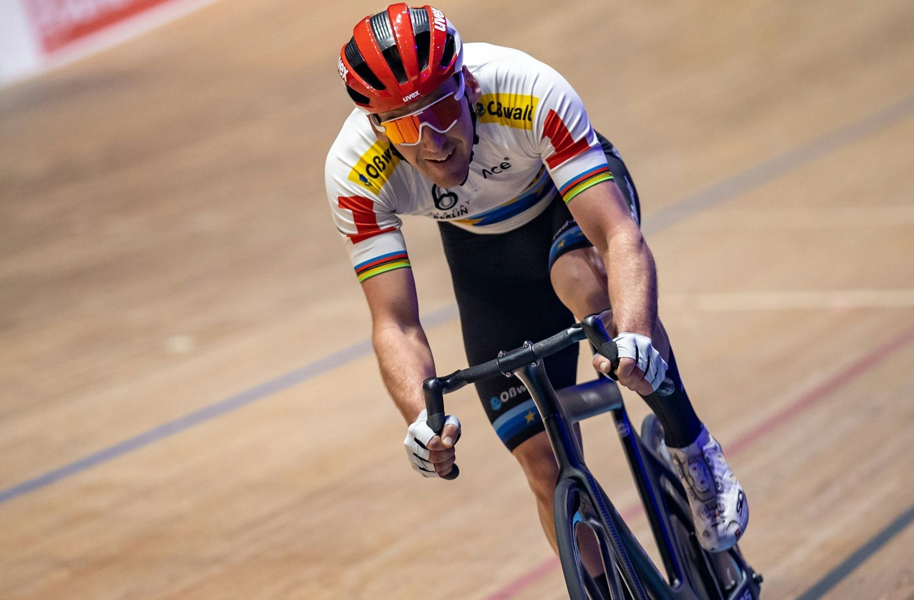 ARCHIV - Theo Reinhardt aus Deutschland fährt auf der Bahn.  