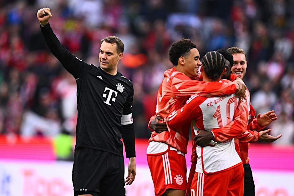 FCB-Torwart Manuel Neuer (l) war nach seinem Comeback überglücklich.  